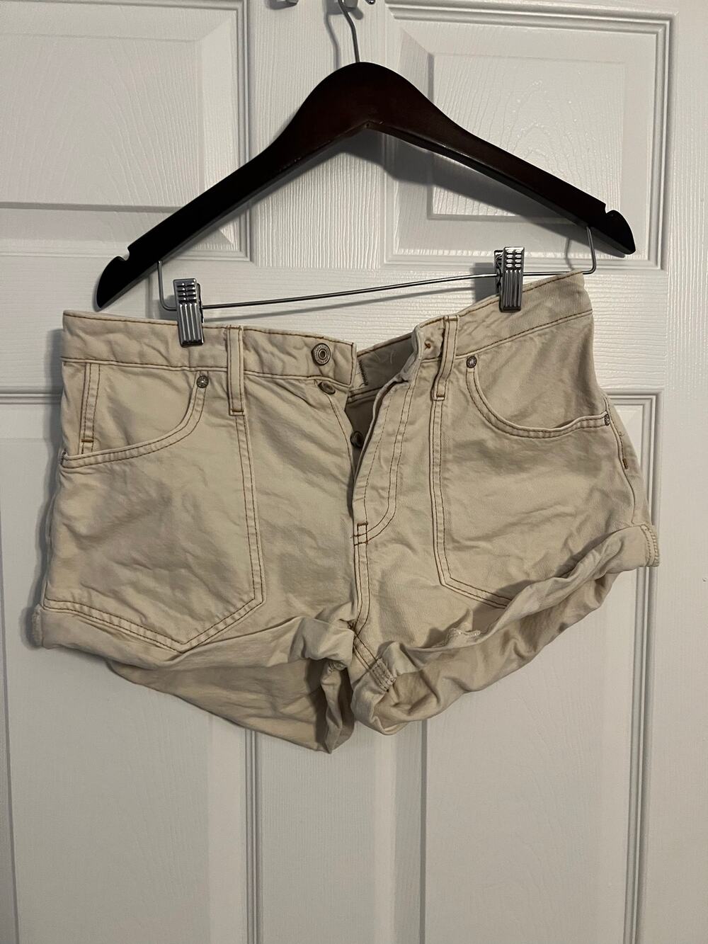 Free People We The Free Shorts – Size 28 – Cream Khaki